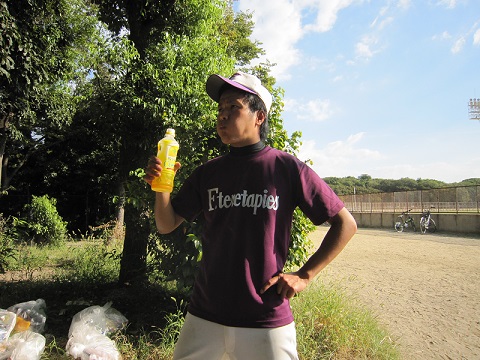 首位打者　貫禄の一気飲み