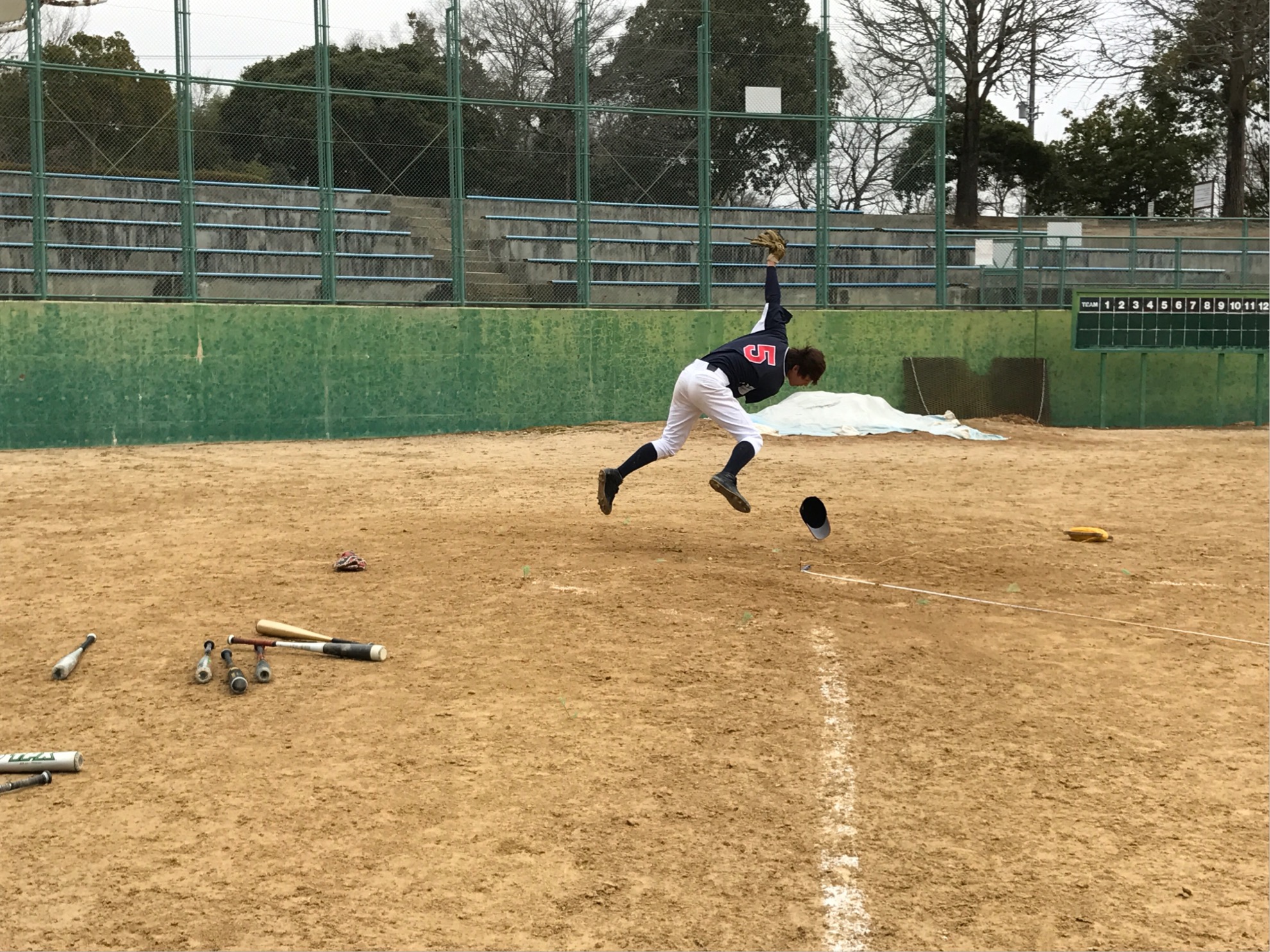 「そんなの遠投とは言わねーなー！」カミナリ越えのツッコミ遠投炸裂！東野！